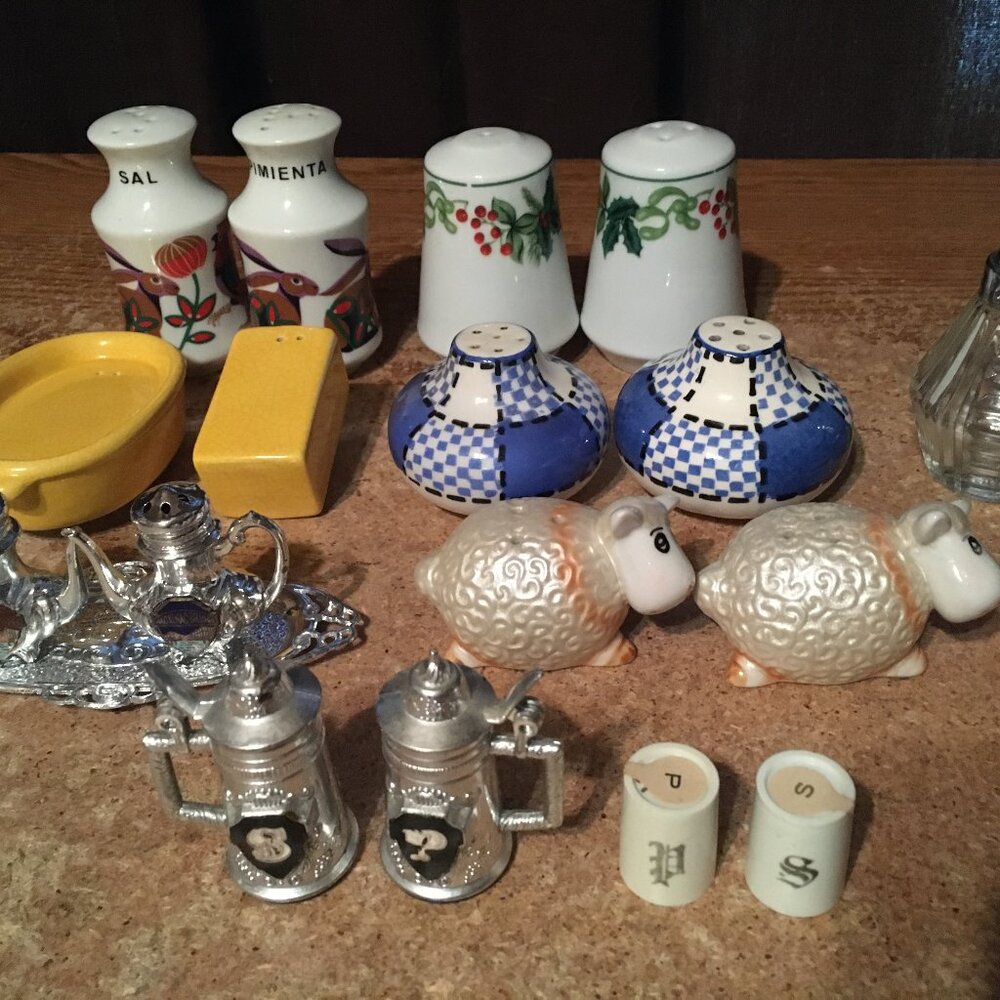 LOT OF 8 SALT AND PEPPER SHAKERS SETS SHEEP BATHTUB SOAP MACKINAC BRIDGE SPANISH